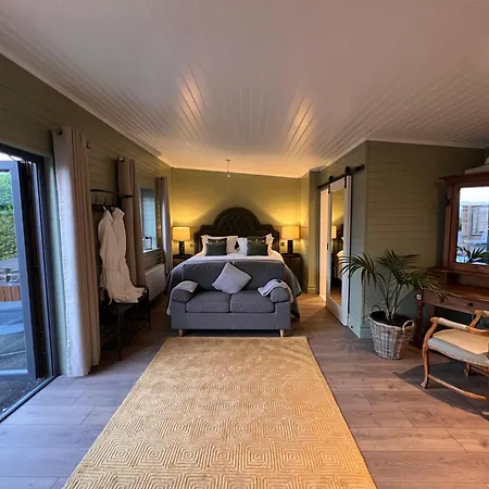 Luxurious One Bedroom Cabin With Private Hot Tub Domek alpejski