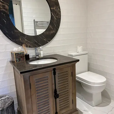 Chalet Luxurious One Bedroom Cabin With Private Hot Tub