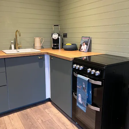 Luxurious One Bedroom Cabin With Private Hot Tub *